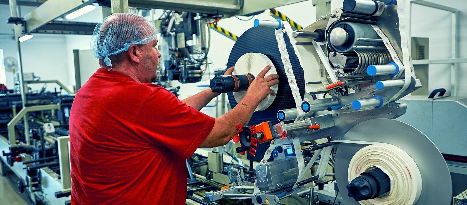 Folding/Gluing Operator - Cardbox Packaging